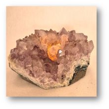 Amethyst Stein Teelicht, echtes Naturstein Amethyst Drusen-Stück als Teelichthalter mit helleren Spitzen, N149