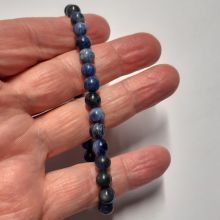 Sodalith Kugel-Armband, blau-weiße Edelstein Kugeln auf Strechband, schönes Perlenarmband