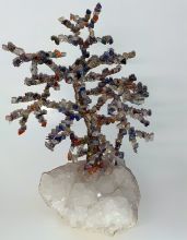 Baum mit bunten Edelsteinen auf einer Schneequarz Geode, Edelsteinbaum bunt