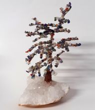 Baum mit bunten Edelsteinen auf einer Schneequarz Geode, Edelsteinbaum bunt