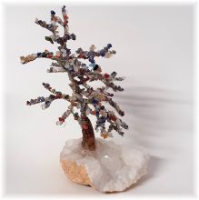 Baum mit bunten Edelsteinen auf einer Schneequarz Geode, Edelsteinbaum bunt