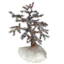 Baum mit bunten Edelsteinen auf einer Schneequarz Geode, Edelsteinbaum bunt