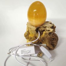 Orangencalcit-Edelstein Ei auf LED-Holzstamm-Leuchtsockel, Edelsteinlampe, Dekoration N319