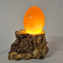 Orangencalcit-Edelstein Ei auf LED-Holzstamm-Leuchtsockel, Edelsteinlampe, Dekoration N319