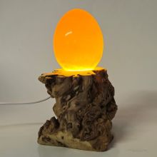 Orangencalcit-Edelstein Ei auf LED-Holzstamm-Leuchtsockel, Edelsteinlampe, Dekoration N319