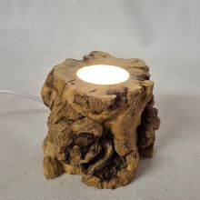 Holzstamm-LED-Warmlicht, Holz Sockel Natur mit 6 LED`s, Beleuchtung für ihre Edelstein Kugeln, mit USB Stecker und Netzteil für die Steckdose, Höhe ca. 6 cm